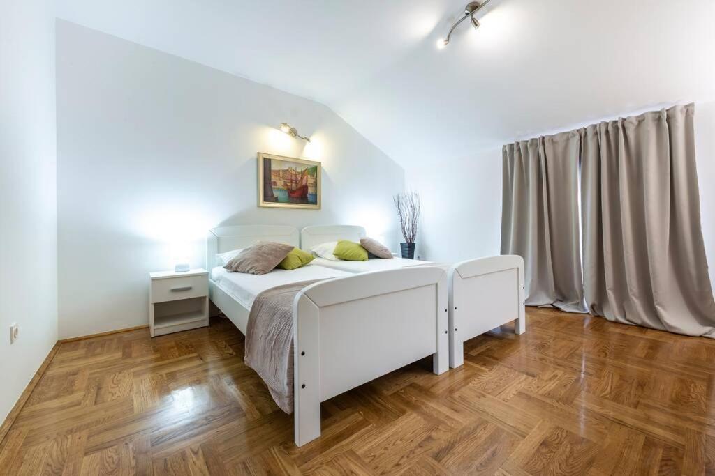 Vila Vergatum-Privacy,Gym,Billiards,Table Tennis Donji Brgat Kültér fotó