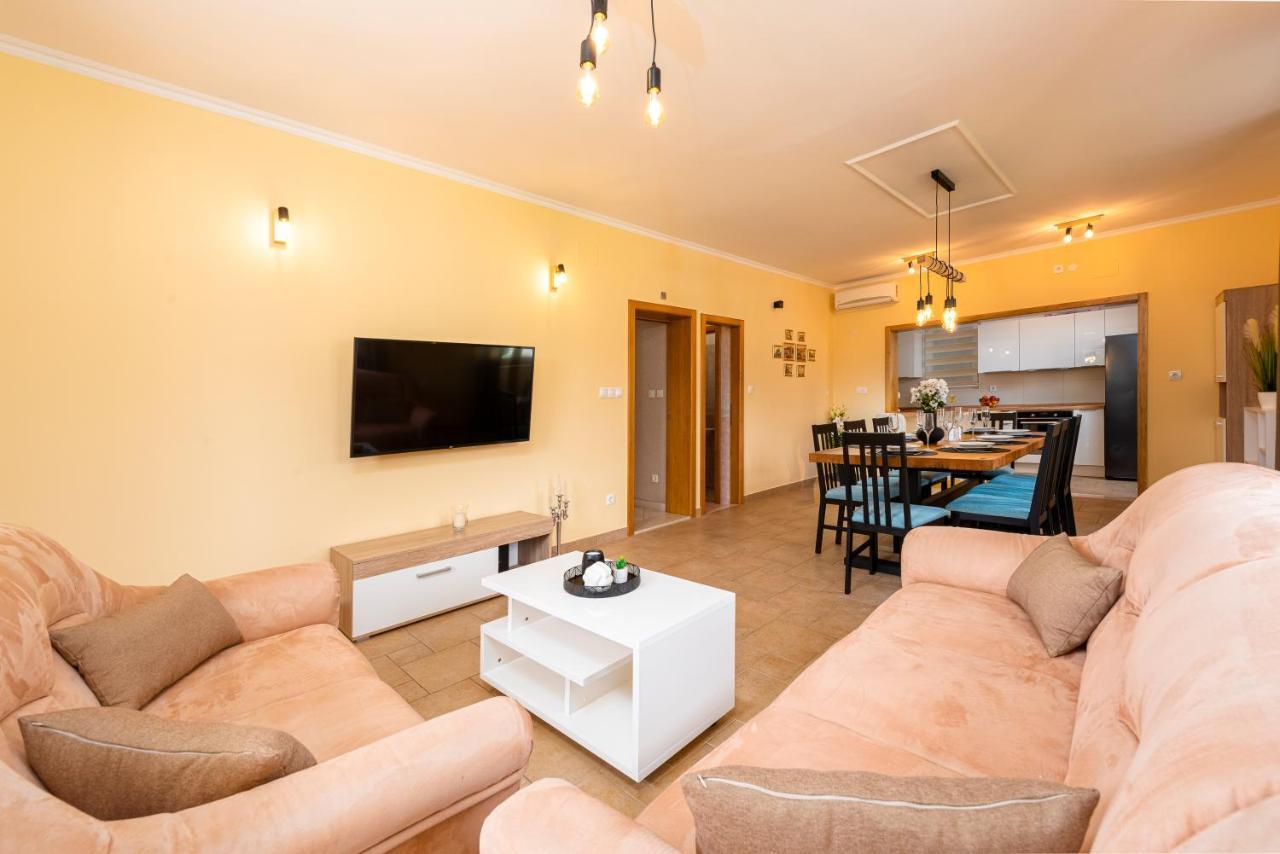 Vila Vergatum-Privacy,Gym,Billiards,Table Tennis Donji Brgat Kültér fotó
